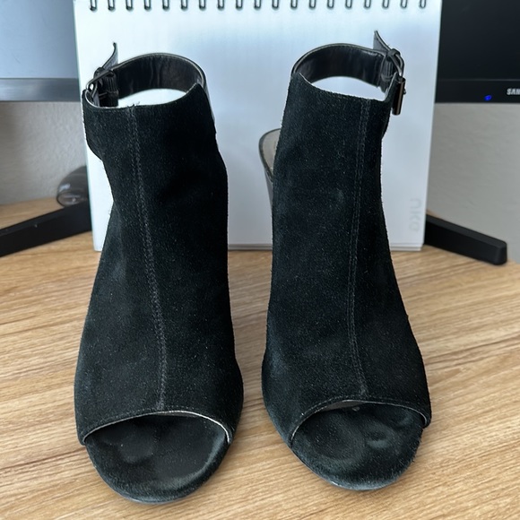 Tahari Margaret Open Toe Block Heel - Picture 2 of 8